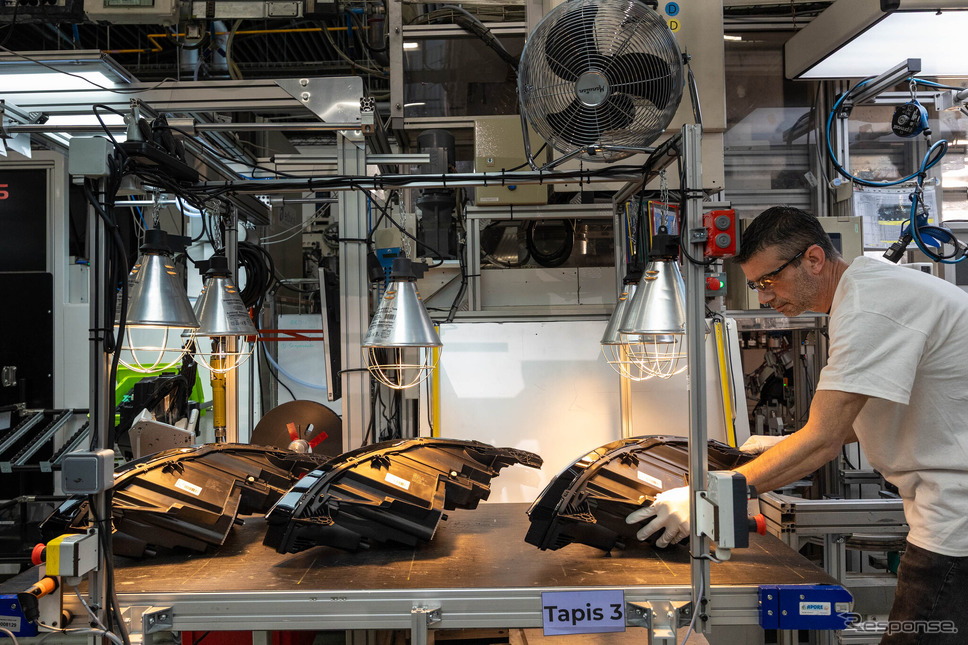 リサイクル素材を使用したLEDヘッドランプ《photo by Stellantis》