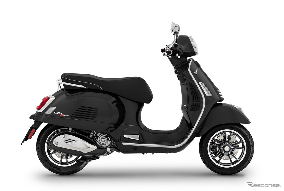 ベスパ GTS 300 Super(コンビントブラック)《写真提供 ピアッジオグループジャパン》