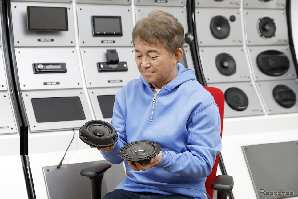 純正スピーカーとの差は見た目だけじゃなく手に持つと明らかに違う《写真撮影 小林岳夫》