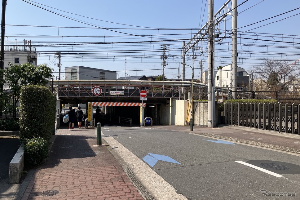 桁下1.7m、京浜東北線・大森〜蒲田の作尻架道橋《写真撮影 高木啓》