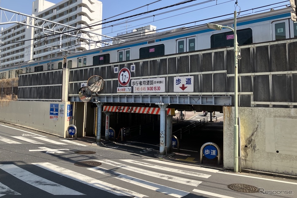 桁下1.7m、京浜東北線・大森〜蒲田の作尻架道橋《写真撮影 高木啓》