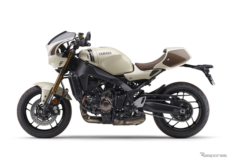 前後カウルを装着したアイボリーのXSR900 2025年モデル《写真提供 ワイズギア》