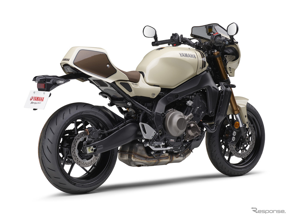 前後カウルを装着したアイボリーのXSR900 2025年モデル《写真提供 ワイズギア》