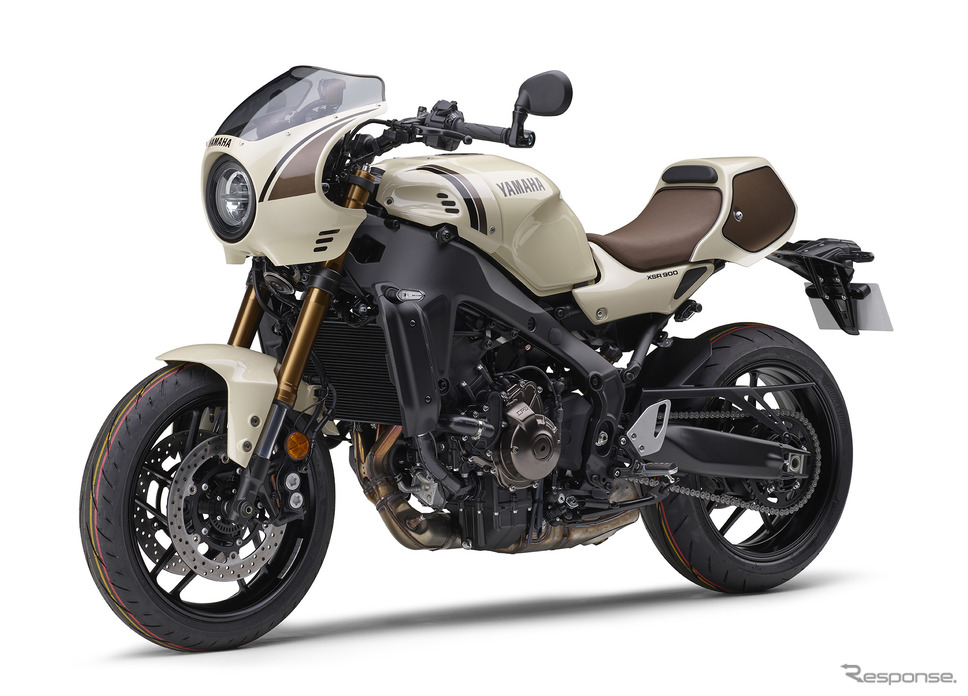 前後カウルを装着したアイボリーのXSR900 2025年モデル《写真提供 ワイズギア》