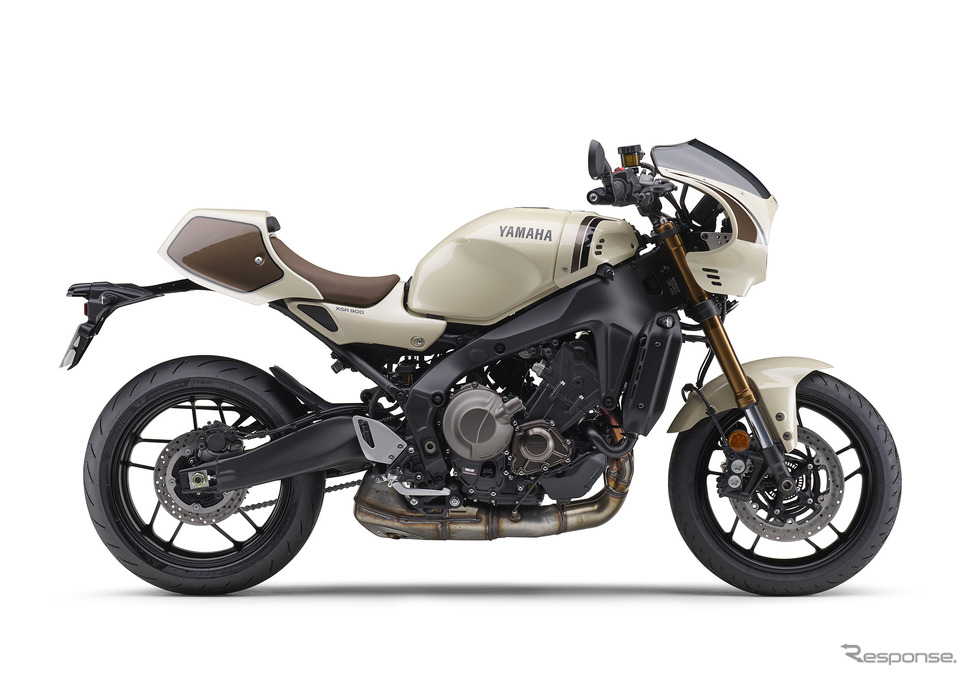 前後カウルを装着したアイボリーのXSR900 2025年モデル《写真提供 ワイズギア》