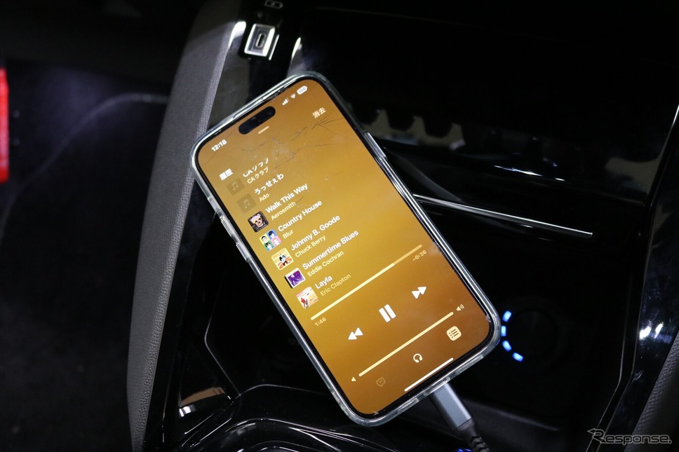 音源には手軽に使えるスマホを活用するのもこのクルマの特徴。DSPアンプとはUSB接続することで伝送ロスを減らしている。