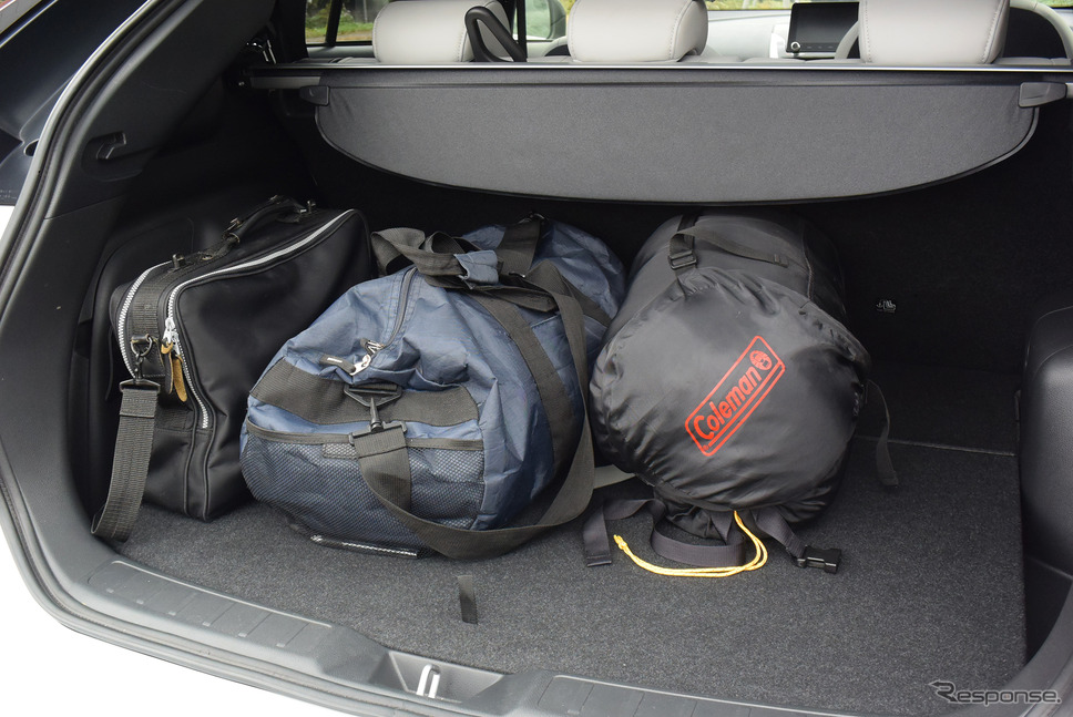 荷室はガソリンモデルより底が浅く、4名乗車+大荷物という使い方には向いていない。《写真撮影 井元康一郎》