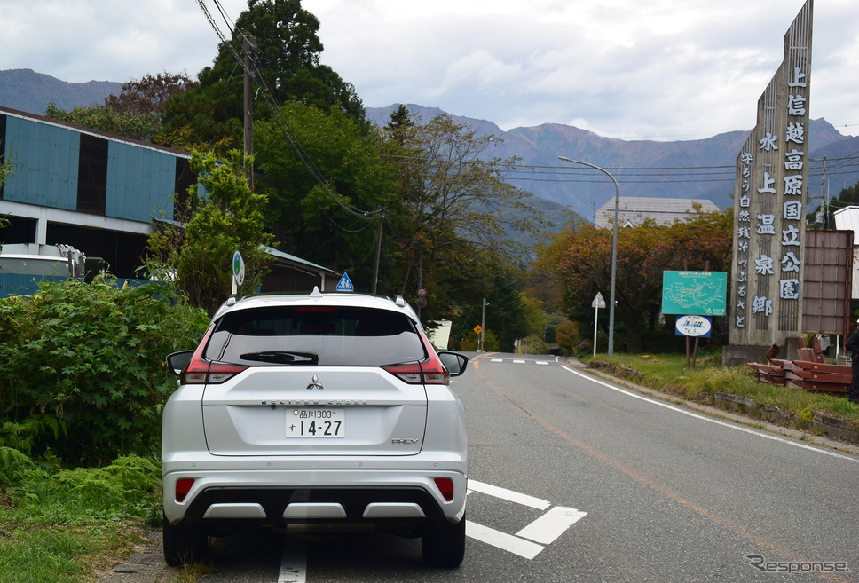 新潟に向かう関越自動車道、国道17号線と月夜野で別れると、にわかに山岳地帯感が増してくる。《写真撮影 井元康一郎》