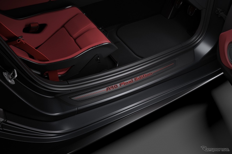 専用カーボン製スカッフプレート(“A90Final Edition”ロゴ入り)《画像提供 トヨタ自動車》