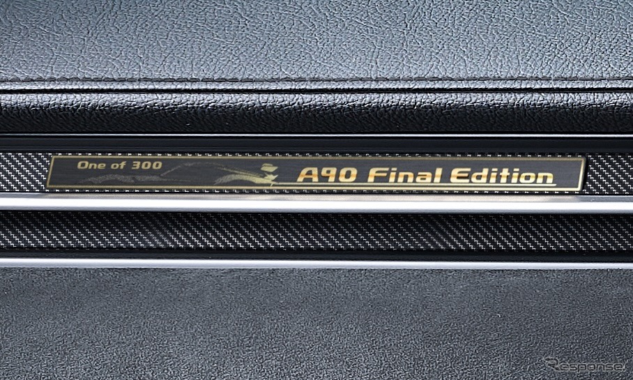 専用インストルメントパネルカーボンオーナメント(“A90 Final Edition”ロゴ入り金属プレート)《画像提供 トヨタ自動車》