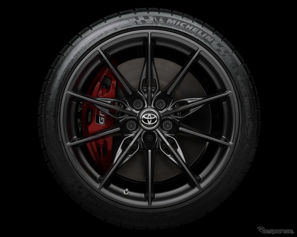 フロント：255/35ZR19 タイヤ（MICHELIN PILOT SUPER SPORT）×9J鍛造アルミホイール（マットブラック塗装/ センターオーナメント付）リヤ：275/35ZR19 タイヤ（MICHELIN PILOT SUPER SPORT）×10J鍛造アルミホイール（マットブラック塗装/ センターオーナメント付）[RZに標準装備]《画像提供 トヨタ自動車》