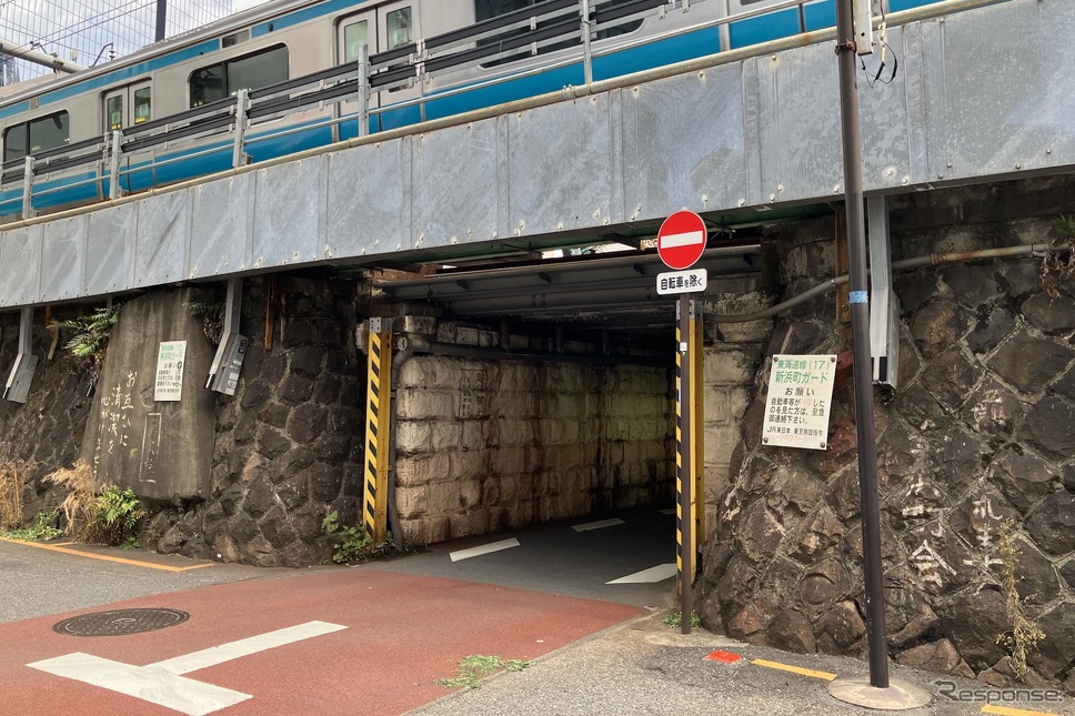 制限高さ1.9m、JR・浜松町〜田町の新浜町ガード《写真撮影 高木啓》