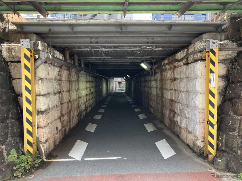 制限高さ1.9m、JR・浜松町〜田町の新浜町ガード《写真撮影 高木啓》