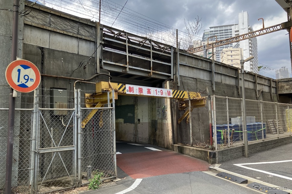 制限高さ1.9m、JR・浜松町〜田町の新浜町ガード《写真撮影 高木啓》