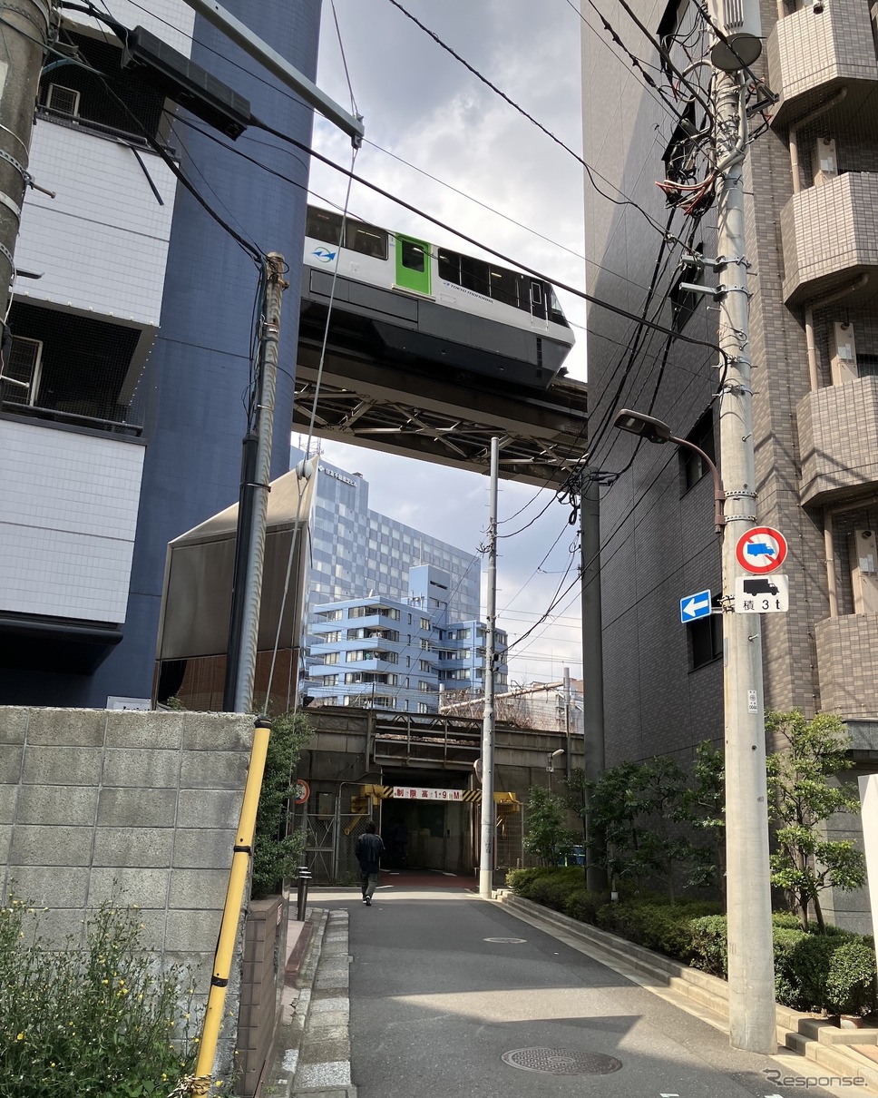 制限高さ1.9m、JR・浜松町〜田町の新浜町ガード《写真撮影 高木啓》