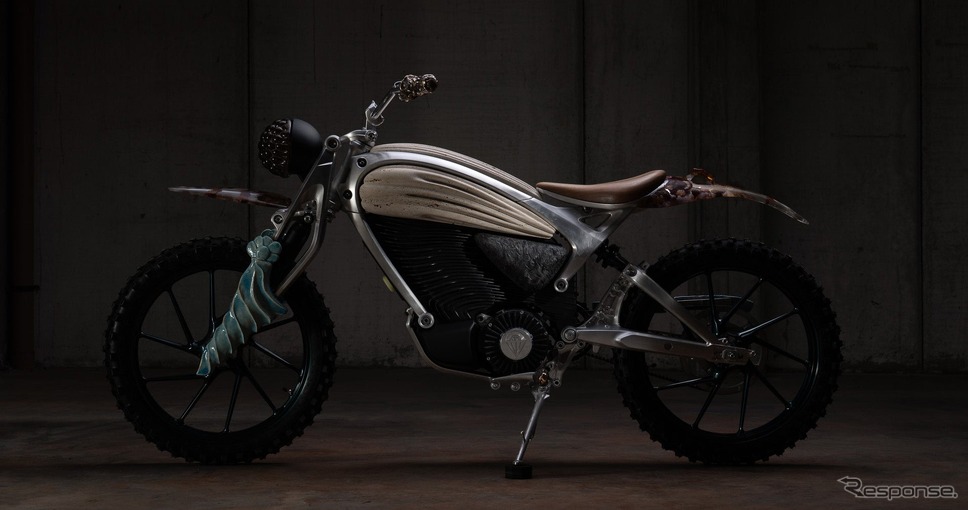 ロイヤルエンフィールド新ブランド「FLYING FLEA」の世界に一つだけのアート作品「MOTOTOTEM」《写真提供 ロイヤルエンジンフィールド》