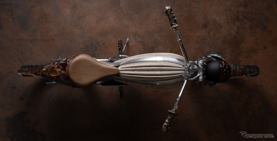 ロイヤルエンフィールド新ブランド「FLYING FLEA」の世界に一つだけのアート作品「MOTOTOTEM」《写真提供 ロイヤルエンジンフィールド》