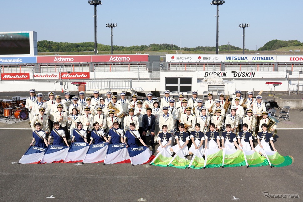 栃木県警察音楽隊と茨城県警察音楽隊《写真提供 モビリティリゾートもてぎ》