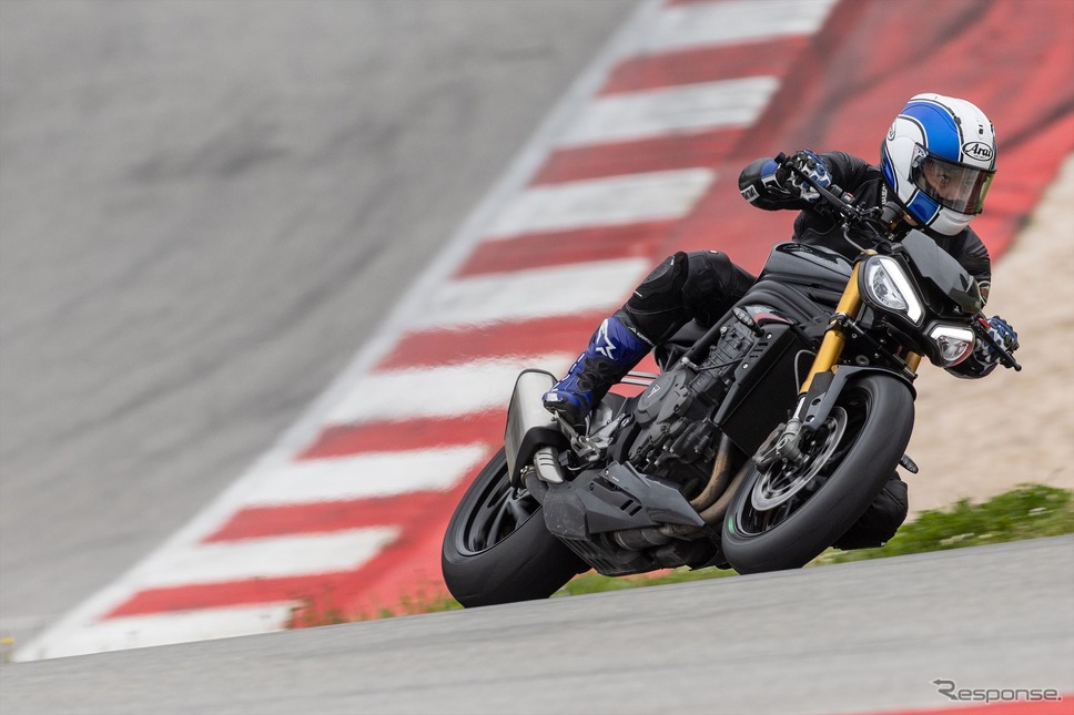 アップハンドルを振り回す感覚のビッグネイキッドでのサーキット走行は、スーパースポーツにはない面白さがある。《写真提供 トライアンフモーターサイクルズ》