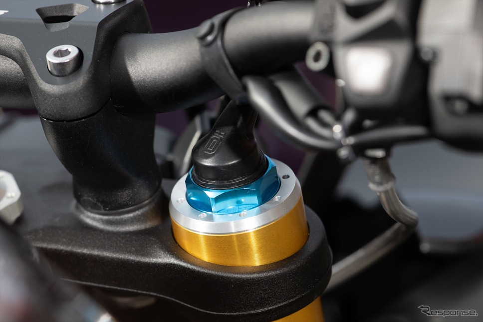 アンダーブラケットにはマルゾッキ製のステアリングダンパーを装備する。《写真提供 トライアンフモーターサイクルズ》