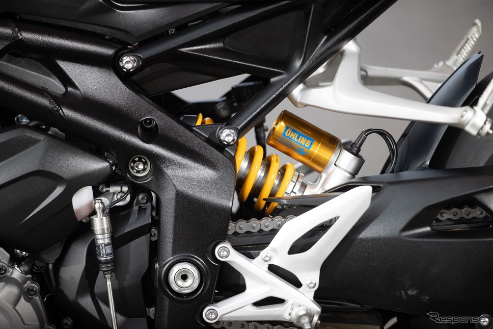 リヤのモノショックもオーリンズ製。SmartEC3 OBTiシステムを搭載。《写真提供 トライアンフモーターサイクルズ》