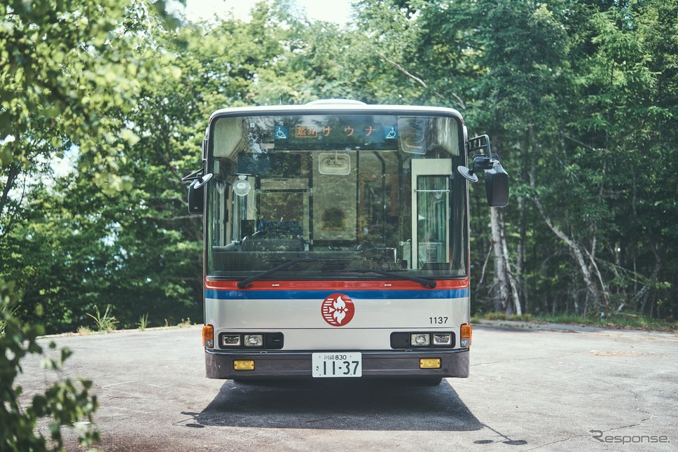 路線バスをサウナに改造した移動型サウナバス「サバス2号車」《写真提供 東急リゾーツ&ステイ》