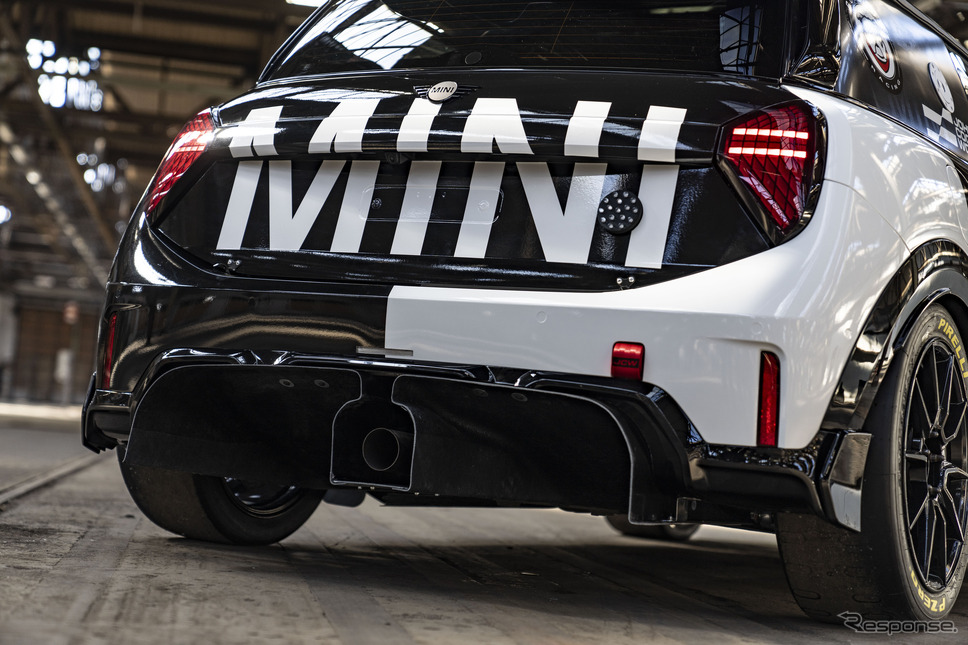 「ニュルブルクリンク24時間レース」に挑戦するMINI ジョン・クーパー・ワークス《photo by MINI》