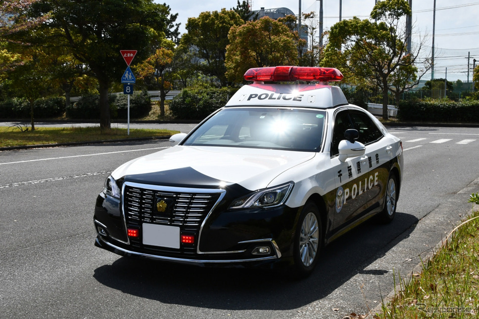 パトカー《画像提供 三菱地所・サイモン》