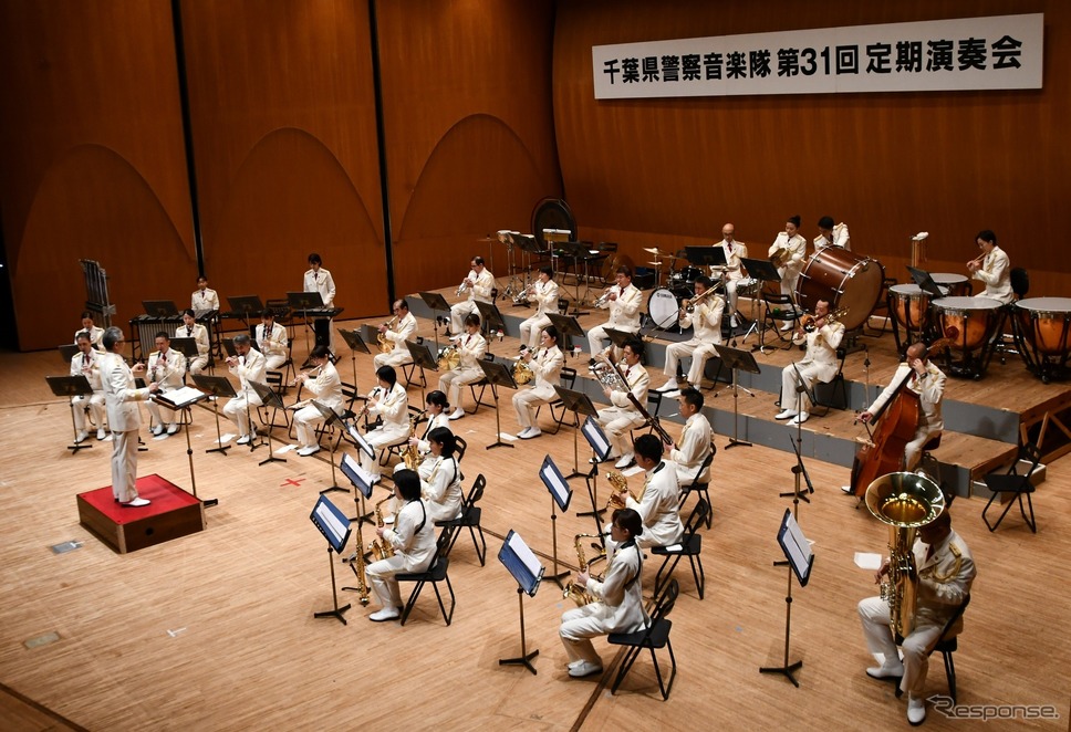 警察音楽隊《画像提供 三菱地所・サイモン》