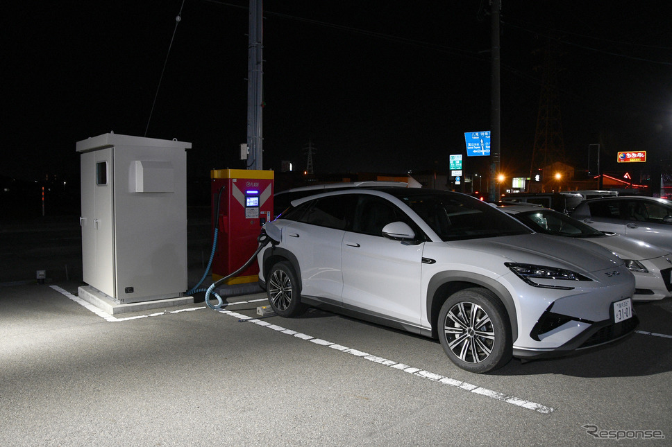 BYD シーライオン7 フラッシュの充電器での充電シーン《写真撮影 諸星陽一》