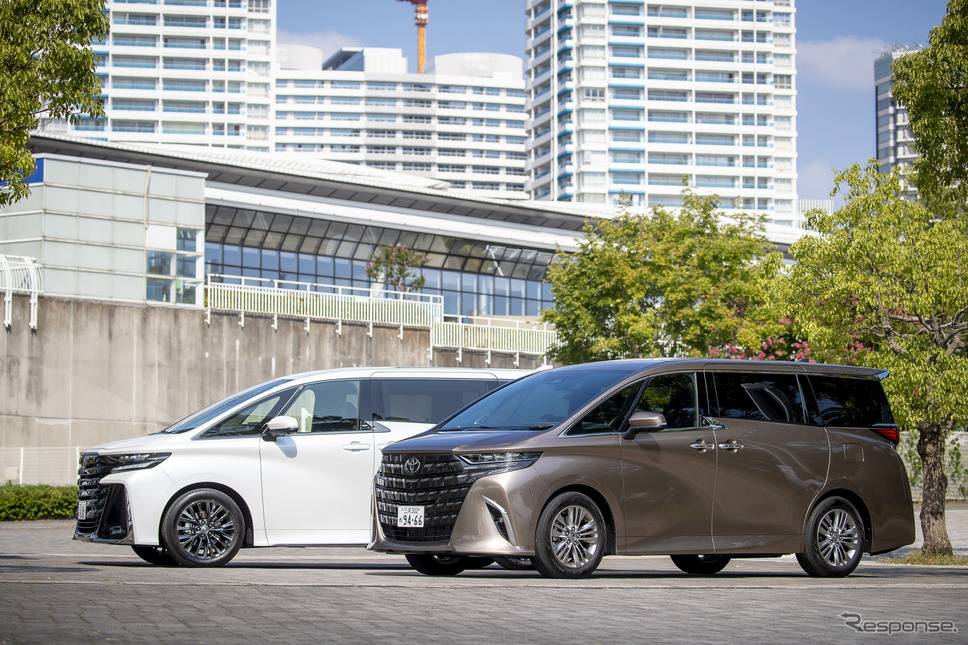 トヨタ ヴェルファイア Zプレミア(左)とアルファード Z(右)《写真撮影 山内潤也》