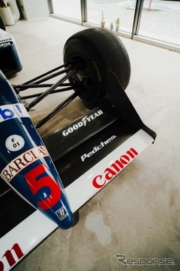 カフェのオープンを記念し展示される F1 マシン「ウィリアムズ・レーシング FW12」©Peaches. Japan《画像提供 Peaches.》