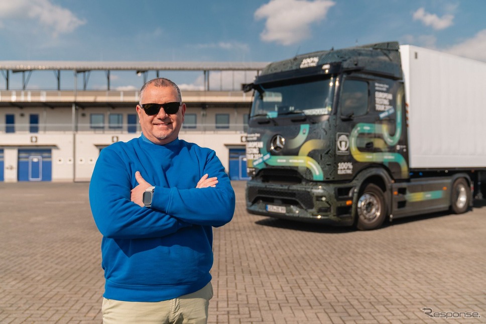メルセデスベンツ『eActros 600』とドライバーのマルコ・ヘルグレーヴェ氏《photo by Mercedes-Benz》