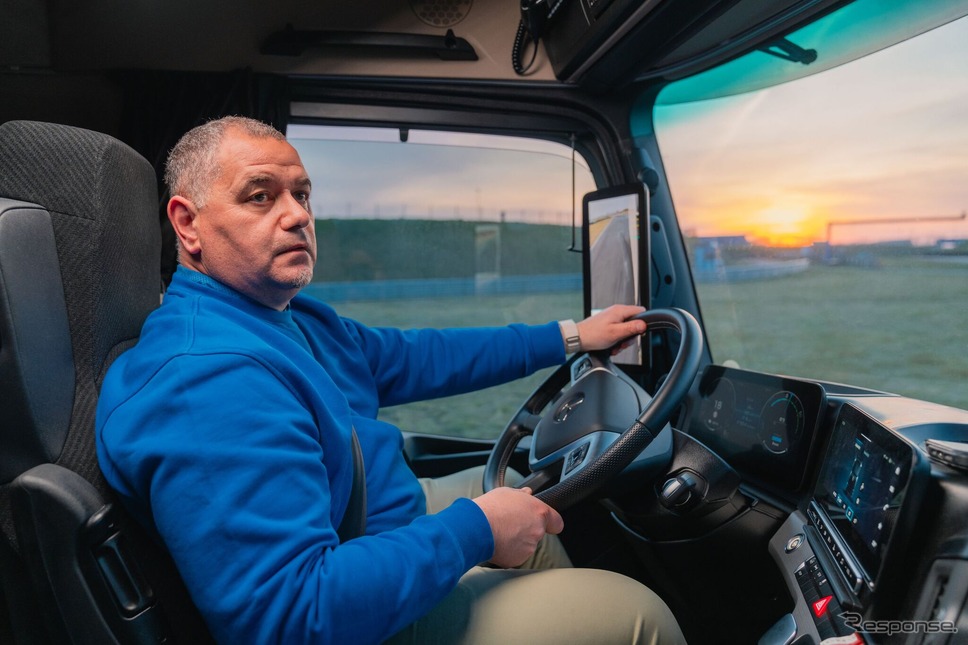 リバース走行中のメルセデスベンツ『eActros 600』とドライバーのマルコ・ヘルグレーヴェ氏《photo by Mercedes-Benz》