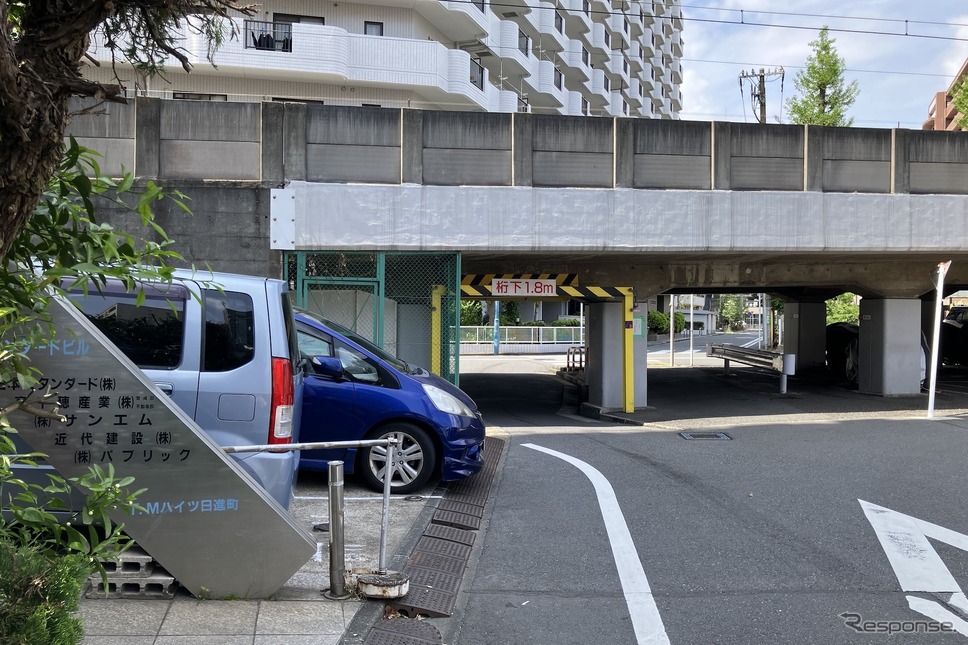 制限高さ1.8m、京浜急行・八丁畷付近の低いガード《写真撮影 高木啓》