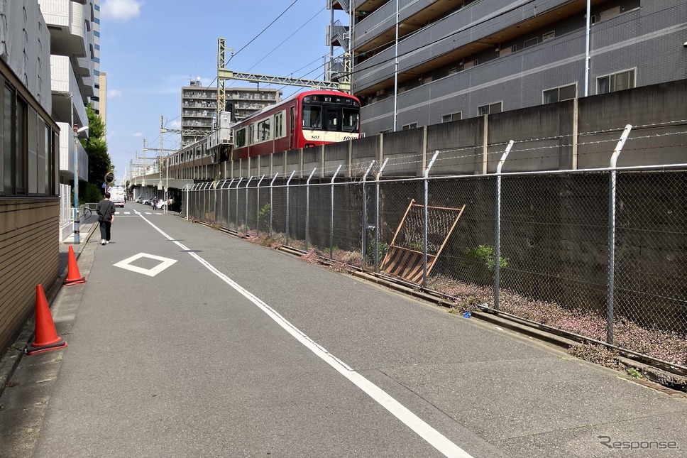 八丁畷から川崎へ登って行く途中に低いガードはある《写真撮影 高木啓》