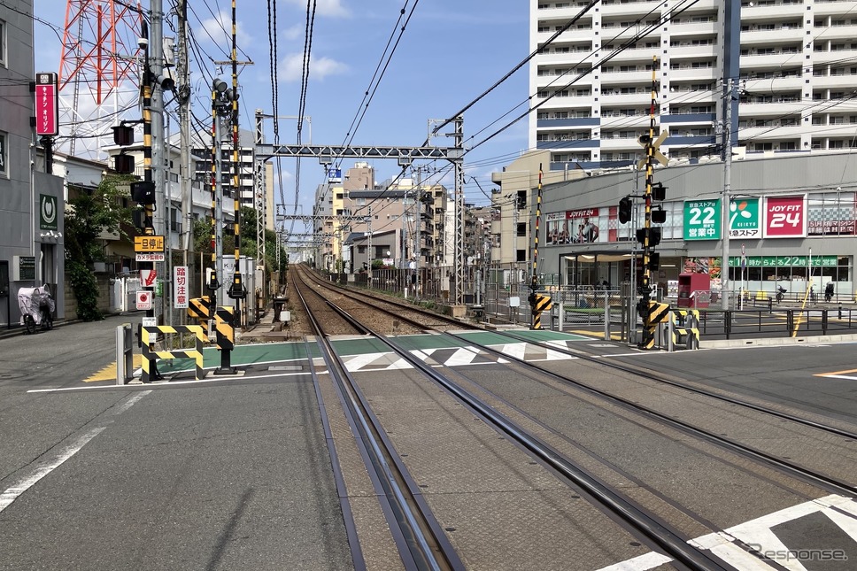 八丁畷から川崎へ登って行く途中に低いガードはある。手前の踏切は旧東海道《写真撮影 高木啓》