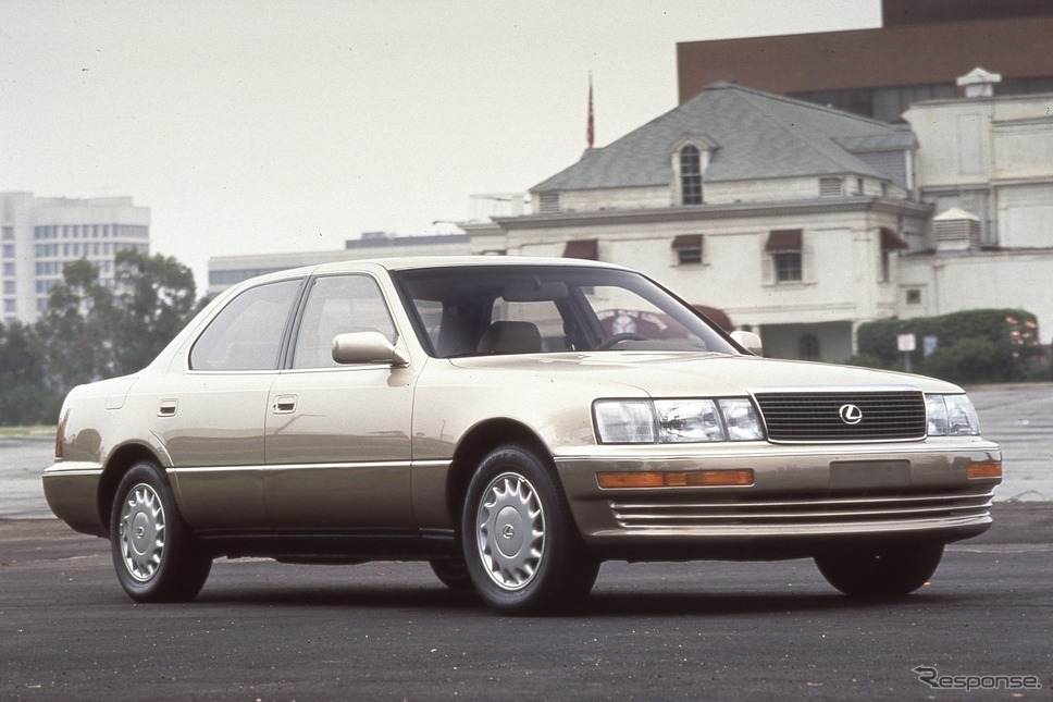レクサスLS400(1989年)。ボンネットの上にシャンペンタワーを積みあけてエンジンを始動し、回転を上昇させるテレビCMが放映された《photo by Toyota》