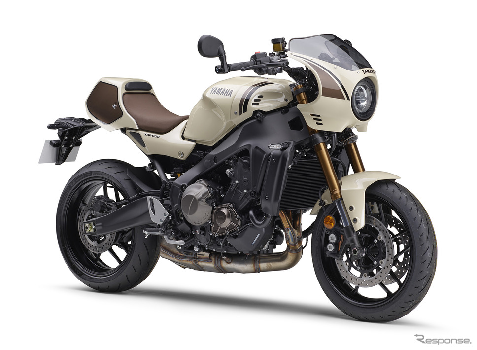 前後カウルを装着したアイボリーのXSR900 2025年モデル《写真提供 ワイズギア》