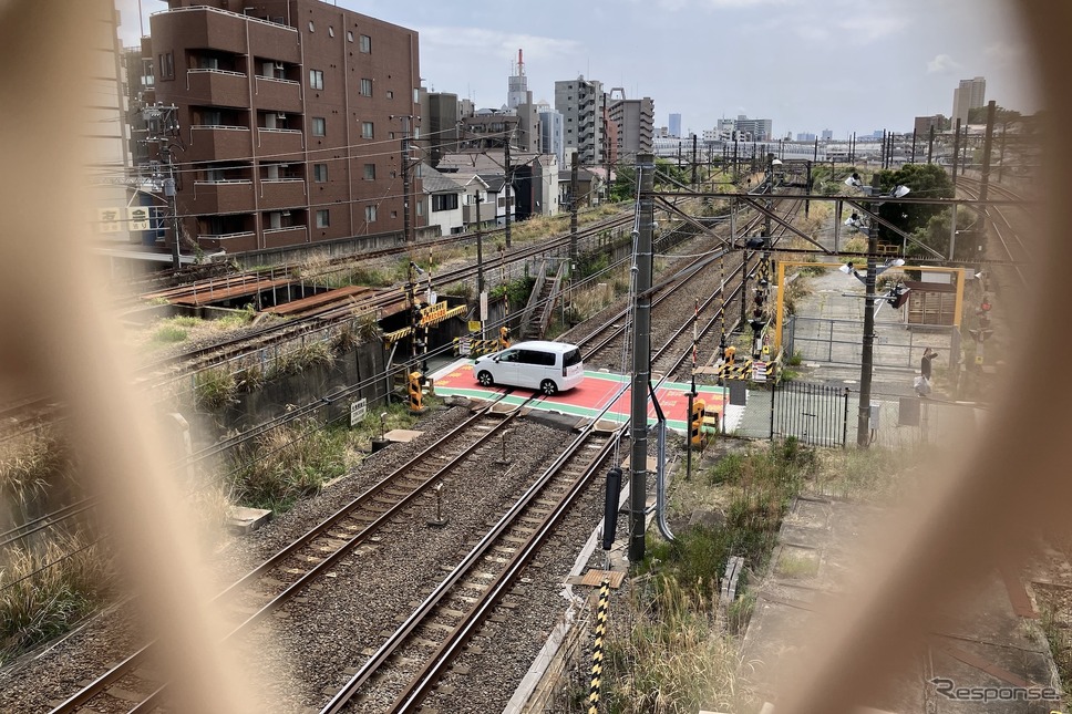 制限高さ1.9m、横浜市の生麦ガード《写真撮影 高木啓》