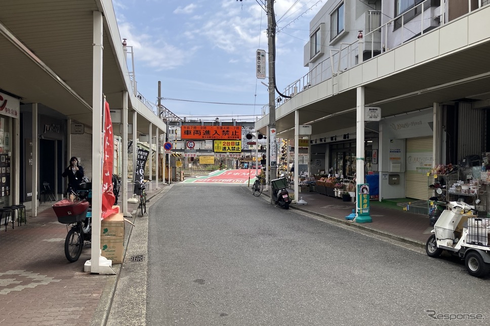制限高さ1.9m、横浜市の生麦ガード《写真撮影 高木啓》