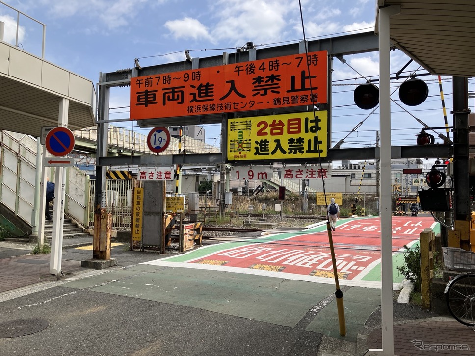 制限高さ1.9m、横浜市の生麦ガード《写真撮影 高木啓》