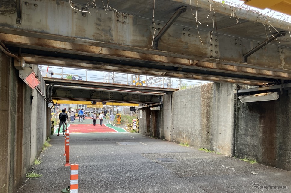 制限高さ1.9m、横浜市の生麦ガード《写真撮影 高木啓》