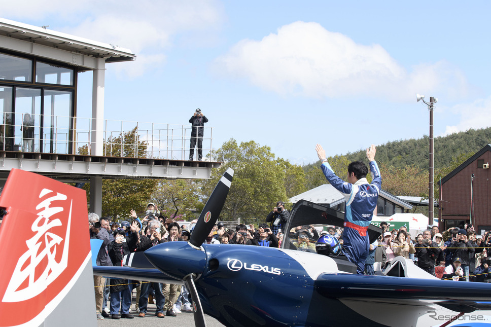 福島市「ふくしまスカイパーク」で開催された「スカイパークフェスタ2025〜春〜」。デモフライト後、来場者に手を振る室屋選手《写真提供 AIRRACE X》