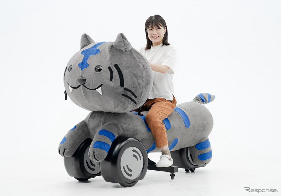 前2輪バイク「LMW」をモチーフとしたキャラクター「ニャイケン」の実物大モデル《写真提供 ヤマハ発動機》