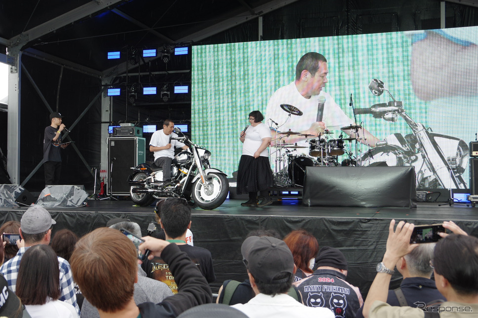 バイク好き芸人のノッチさん（中央）、安藤なつさん（右）とファットボーイ グレイゴースト《写真撮影 宮崎壮人》