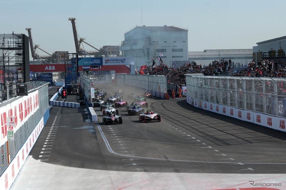 ホームストレートからターン1を左折、画面右へ。画面左はピット出口(東京 E Prix 2024) (c) Formula E《写真提供 フォーミュラE》