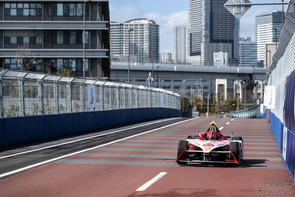 ターン8から9へのストレート。画面左は都バスの営業所、奥は首都高速湾岸線(東京 E Prix 2024) (c) Formula E《写真提供 フォーミュラE》