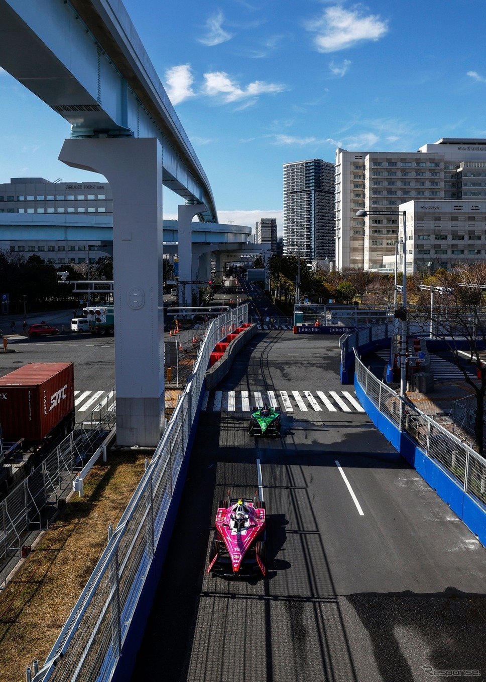 画面右から手前へ、ターン12を左折。上空はゆりかもめの引き込み線(東京 E Prix 2024) (c) Formula E《写真提供 フォーミュラE》
