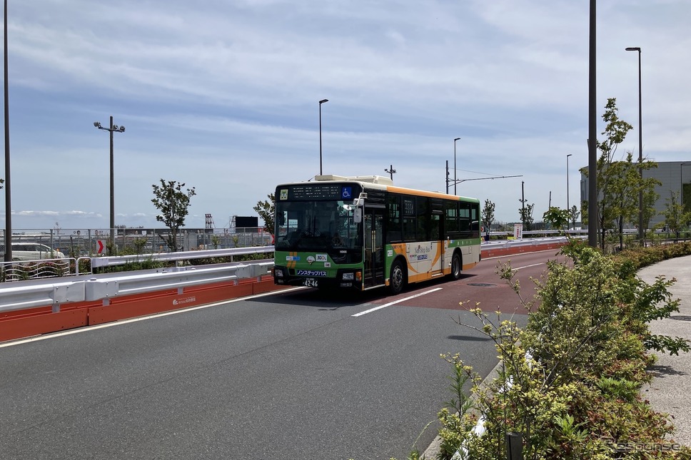 ターン9。レーシングコースは都バスの反対車線、進行方向は画面左から右(5月11日)《写真撮影 高木啓》